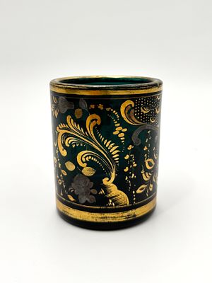 (М) Стакан с орнаментальным декором. Середина XIX в. Стекло темно-зеленое, роспись, высота - 