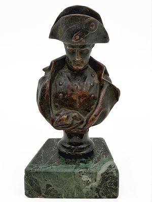 (П) Бюст Наполеона Бонапарта. Нач. XIX в. Бронза, каменный постамент. В - 13 см
