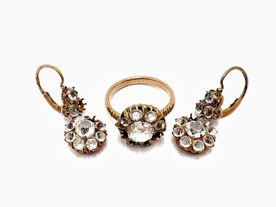 (М) Комплект украшений: серьги, кольцо. До 1907 г. Золото 56 проб., бриллианты старой огранки. К 