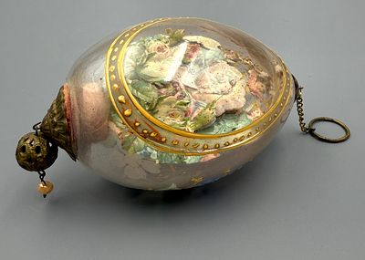 (П) Яйцо пасхальное &laquo;Христос Воскрес&raquo;, стеклянное с иконой внутри. Конец XIX в. Размер 11,5 &times; 7 