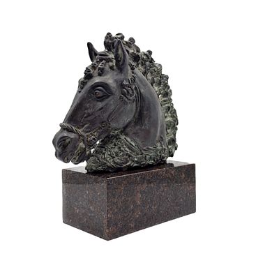 (П) Архипов Алексей Андреевич (1955 г.) - Лошадь. 2015 г. Бронза, патинирование. 
26 х 30 х 10 см.