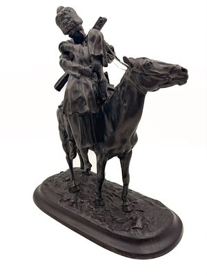 (П) Прощание казака с казачкой. (Поцелуй). Касли. Мастер-чеканщик П. Козлов. 1900 г. . Высота 39 