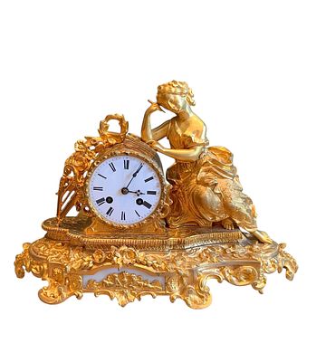 (М) Настольные часы со скульптурным изображением девушки. Франция. Третья четверть XIX в. . Бронз 