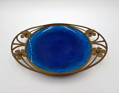 (П) Блюдо севрской фарфоровой мануфактуры. 1900-е гг. . Фаянс, бронза. 33 х 25 х 4,5 см 
Трещина 