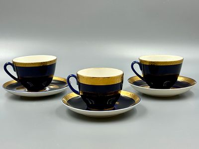 (П) 3 чайные пары в подборе. Кобальт. ЛФЗ. Фарфор, крытье кобальтом, золочение. 
Д -15 см, В - 9 см.