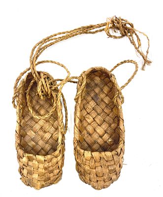 (П) Детские лапти. Конец XIX в. . Береста, плетение. 
Длина по стопе 21 см.