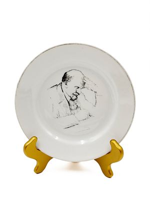 (П) Декоративная тарелка "Ленин за работой". Дулево, 1967 г. . Д - 17,5 см 
Следы бытования