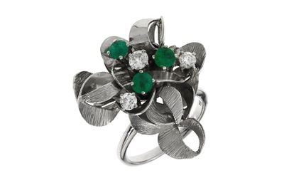 Ring 8,34g 750/- Wei&szlig;gold mit 3 Diamanten zus. ca. 0,35 ct. und Smaragden, Ringgr&ouml;&szlig;e ca. 51