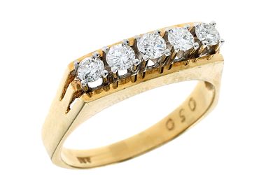 Ring 4,22g 585/- Gelbgold und Wei&szlig;gold mit 5 Diamanten zus. ca. 0,50 ct., Ringgr&ouml;&szlig;e ca. 56. Ring 