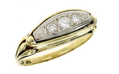 Ring 3,80g 585/- Gelbgold und Wei&szlig;gold mit 3 Diamanten zus. ca. 0,20 ct., Ringgr&ouml;&szlig;e ca. 61. Ring 