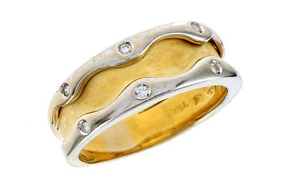 Ring 9,09g 750/- Gelbgold und Wei&szlig;gold mit 8 Diamanten zus. ca. 0,12 ct., Ringgr&ouml;&szlig;e ca. 60. Ring 