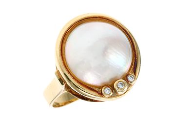 Ring 6,48g 585/- Gelbgold mit 3 Diamanten zus. ca. 0,03 ct. und Perle, Ringgr&ouml;&szlig;e ca. 55. Ring 6 