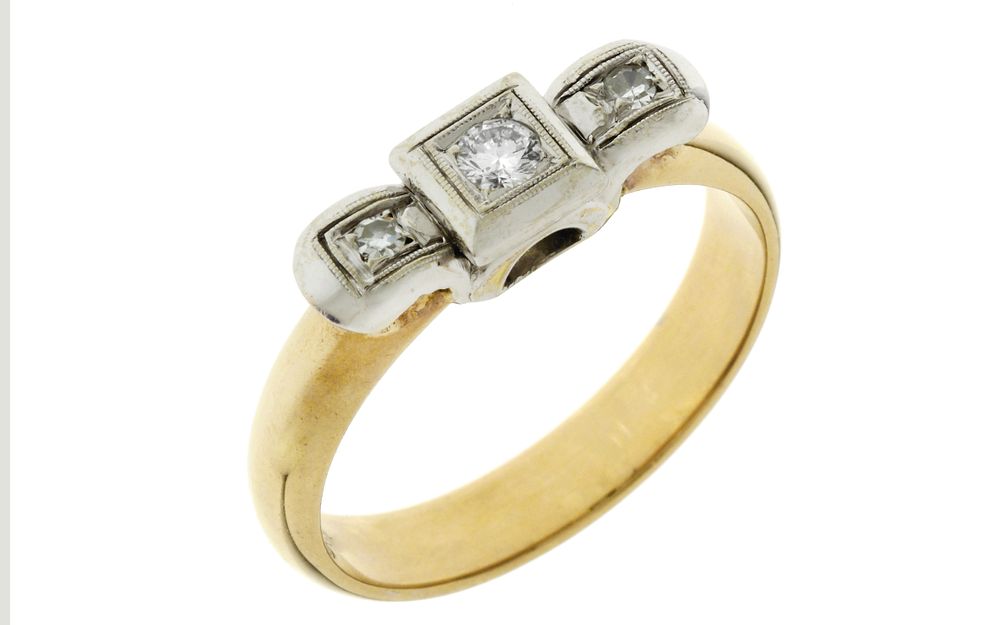 Ring 3,94g 333/- Gelbgold und Weißgold mit 3 Diamanten zus. ca. 0,14 ct. G/vs-si, Ringgröße ca. 55. 
