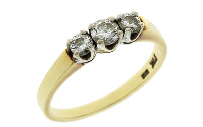 Ring 2,48g 585/- Gelbgold und Weißgold mit 3 Diamanten zus. ca. 0,40 ct., Ringgröße ca. 53. Ring