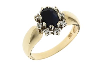 Ring 4,34g 585/- Gelbgold und Weißgold mit 8 Diamanten zus. ca. 0,12 ct. und Saphir, Ringgröße ca