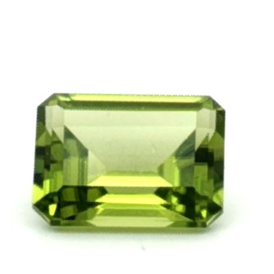Peridot zu 1,74 ct., Länge 7,97 mm, Breite 5,98 mm, Höhe 3,94 mm