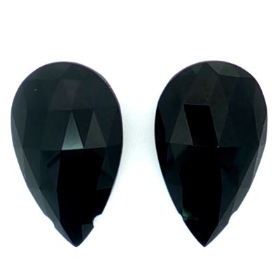 Schwarzer Spinell Paar 27.50 ct.. Laenge 19.98 mm. Breite 12.11 mm. Hoehe 7.5 mm