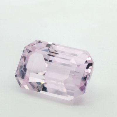 Kunzit. 31.18 ct.. Laenge 21.17 mm. Breite 14.06 mm. Hoehe 12.31 mm