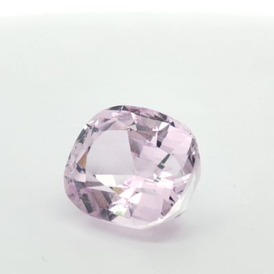 Kunzit. 26.81 ct.. Laenge 18.59 mm. Breite 15.63 mm. Hoehe 12.40 mm