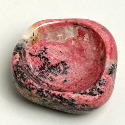 Edelsteinschale aus Rhodonit ca. 821.62 g. ca. Laenge 9.1 x Breite 10.2 x Hoehe 3.9