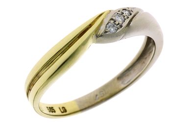 Ring 2,44g 585/- Gelbgold und Wei&szlig;gold mit 3 Diamanten zus. ca. 0,05 ct., Ringgr&ouml;&szlig;e ca. 57. Ring 