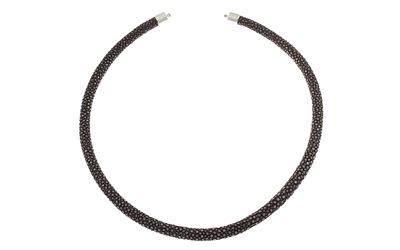 Perlrochenleder-Collier in grau mit 750/- Wei&szlig;gold Endkappen f&uuml;r Wechselschlie&szlig;en, L&auml;nge 45 cm. P 