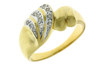 Ring 4,57g 750/- Gelbgold und Wei&szlig;gold mit 11 Diamanten zus. ca. 0,11 ct. H/pi, Ringgr&ouml;&szlig;e ca. 53. 