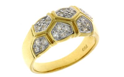Ring 5,81g 750/- Gelbgold und Wei&szlig;gold mit 24 Diamanten zus. ca. 0,24 ct. G/vs, Ringgr&ouml;&szlig;e ca. 53,5. 