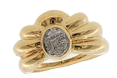 Ring 5,61g 750/- Gelbgold und Wei&szlig;gold mit 7 Diamanten zus. ca. 0,07 ct. G/vs-si, Ringgr&ouml;&szlig;e ca. 55. 