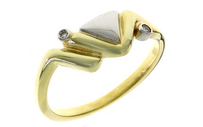 Ring 3,44g 585/- Gelbgold und Wei&szlig;gold mit 2 Diamanten zus. ca. 0,03 ct. LB/vs2, Ringgr&ouml;&szlig;e ca. 58. 