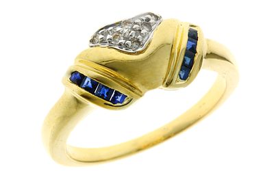 Ring 3,94g 750/- Gelbgold und Wei&szlig;gold mit 6 Diamanten zus. ca. 0,03 ct. G/vs und Saphiren, Ringg