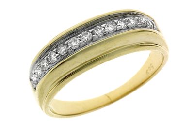 Ring 3,23g 585/- Gelbgold und Wei&szlig;gold mit 13 Diamanten zus. ca. 0,13 ct. G/si, Ringgr&ouml;&szlig;e ca. 52. 