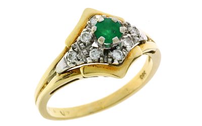 Ring 4,13g 585/- Gelbgold und Wei&szlig;gold mit 8 Diamanten zus. ca. 0,16 ct. und Smaragd, Ringgr&ouml;&szlig;e c