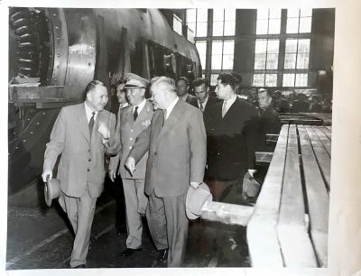 И.Б.Тито и Н.А.Булганин на заводе "Электросила" в Ленинграде. Фотохроника ТАСС 1956 год. Формат 