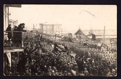 1917. РЕВОЛЮЦИОННЫЙ МИТИНГ. СОЛДАТЫ С ЛОЗУНГАМИ И ЗНАМЕНАМИ.