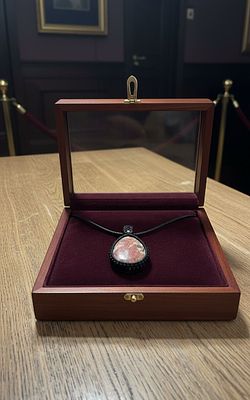 שרשרת מקרמה עם תליון אבן חן – עבודת יד ייחודית. שרשרת מקרמה מעוצבת בעבודת יד, עם תליון אבן חן 