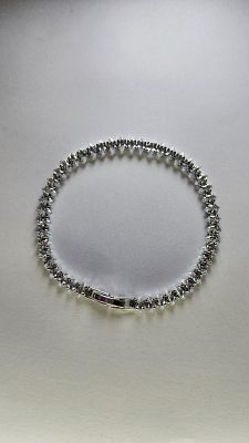 צמיד יוקרתי משובץ אבן לא ידועה – נמכר AS IS
. צמיד בעיצוב יוקרתי ומרשים, משובץ אבן/אבנים בעלות 