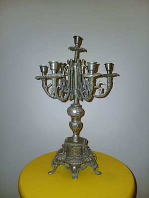 קנדלובה 7 קנים יפהפיה ומפוסלת עשויה פליז
