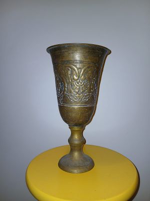 כד נחושת ענק מעוטר