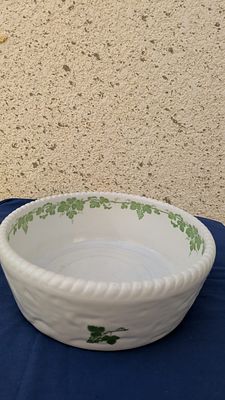 קערה מבוואריה. קערה , מבוואריה, וינטג' בן שמונים שנה, חתומה.