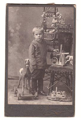 Старинная фотография ребенок с игрушками. Урюпино Ярморочная площадь д. Эрдмань