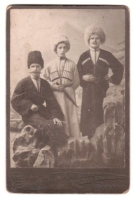 Фотография друзей с кинжалами. Художественная фотография Caginem Formrain Главная Курсовая ул.