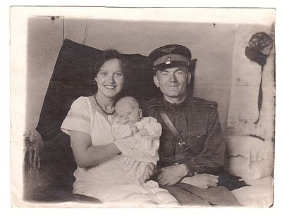 Фотография военного летчика с женой и ребенком