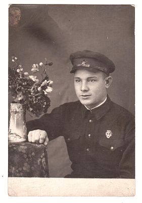 Фотография Военного со значком 1936 год.
