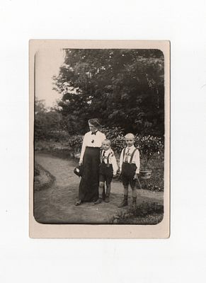 Фотооткрытка "Мама с детьми". Европа, начало 20 века.