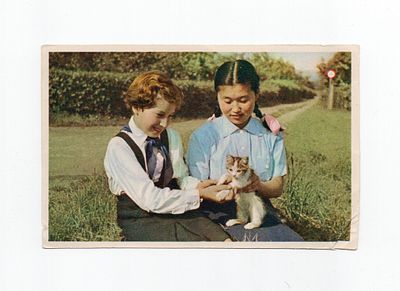 Открытка "Девочки с котенком". Европа, 2-я половина 20 века.