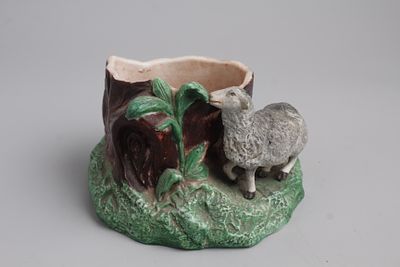 Сигарница &laquo;Овечка у пня&raquo;. Россия, Т-во Кузнецова, начало 20 века. 
Фаянс. 
Высота 7,5 см.