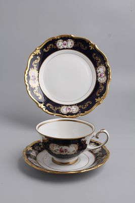 Чайная тройка. ГДР, Reichenbach (Райхенбах), 1985-1990 гг. 
Фарфор, живопись, золото. 
Высота 