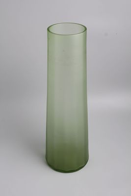 Ваза для цветов. Россия, начало 20 века. 
Цветное стекло. 
Высота 40 см. 
Состояние отличное.