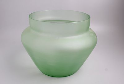 Ваза для цветов. Россия, начало 20 века. 
Цветное стекло. 
Высота 20,5 см. 
Состояние отличное.